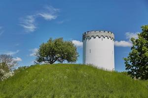 oude witte watertoren op wal in stad fredericia Denemarken