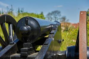 oud bronzen kanon op wal in stad fredericia, denemarken foto