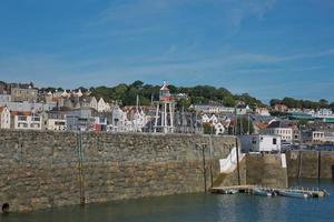 schilderachtig uitzicht op een baai in de haven van st peter in guernsey kanaal eilanden uk foto