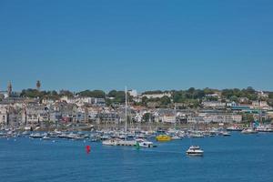 schilderachtig uitzicht op een baai in de haven van st peter in guernsey kanaal eilanden uk foto