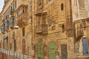 typische en traditionele architectuur en huizen in Valletta in Malta