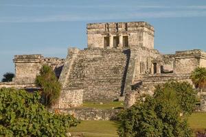 Maya-ruïnes van de tempel in tulum, mexico foto