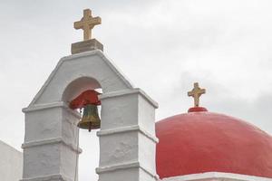 kerk met rode koepel in mykonos, griekenland foto