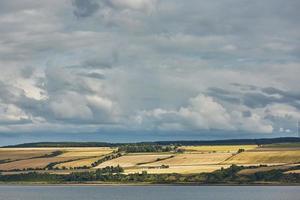zeegezicht en landschap van Invergordon in Schotland, VK