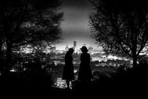 silhouetten van twee sterrenwacht vrouw gezegde tot ziens, omringd door bomen en de contour van Londen stad in de achtergrond. ai generatief foto