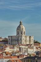 uitzicht op het nationale pantheon en de stadslijn van alfama in lissabon portugal foto