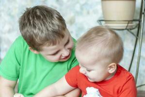 kinderen Speel spellen en speelgoed. grappig kinderen. foto