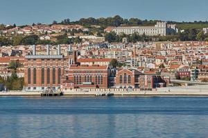 stadslijn van Lissabon in portugal over de rivier de Taag foto