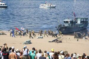 samara, Rusland, 31-07-2016, vakantie van de marine. tonen leger voertuigen in actie. wederopbouw van de vechten Aan de volga rivier. foto