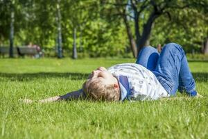 de kind besteedt tijd in de park, hij is heel gelukkig. hebben pret en genieten een zomer dag. wandelen en recreatie. foto