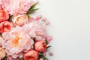 pioenrozen, rozen Aan wit achtergrond met kopiëren ruimte. abstract natuurlijk bloemen kader lay-out met tekst ruimte. romantisch vrouwelijk samenstelling. bruiloft uitnodiging. ai generatief foto