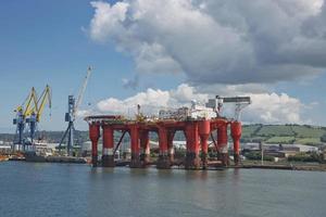 grote industriële kranen die containerschip laden in de haven van Belfast in Ierland