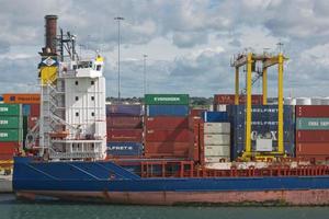 grote industriële kranen die containerschip laden in de haven van Dublin in Ierland