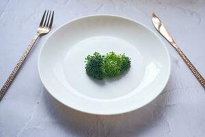 plukken rauw broccoli met vork foto