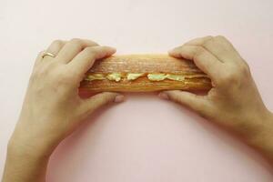 hand- plukken een room boter brood van een tafel foto