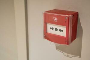 rood brand alarm knop Aan muur , foto