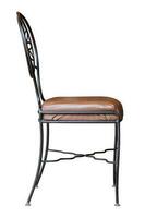 kant visie van zwart metaal stoel met leer stoel geïsoleerd Aan wit achtergrond met knipsel pad foto