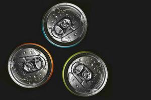 aluminium blikjes van drank gedekt met water druppels foto