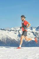 spoor rennen atleet loopt in de sneeuw foto