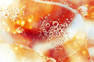olie bubbels dichtbij omhoog. cirkels van water macro. abstract oranje en vurig rood achtergrond foto