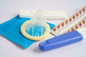 geboorte controle pillen en condoom, anticonceptie Gezondheid en geneesmiddel. foto