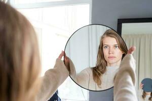 vrouw zittend Bij bed Bij huis drinken koffie foto