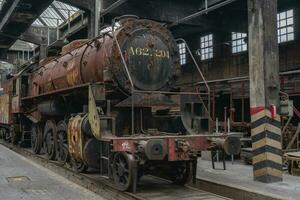 oud magazijn met verlaten treinen ergens in belgië, urbex. foto