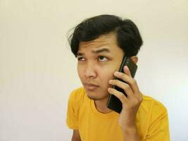 Aziatisch Mens met gebaar is Aan de telefoon, verbinding verloren foto
