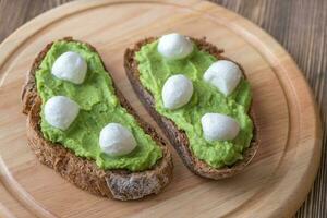 boterhammen met avocado Plakken en Mozzarella foto