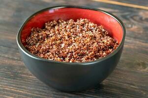 kom van gekookt rood quinoa foto