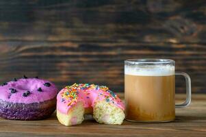 Donuts met een kopje koffie foto