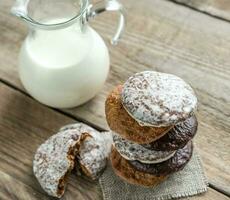 geglazuurde peperkoekkoekjes met kruik melk foto