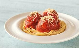 gehaktballen met tomaat saus en pasta foto
