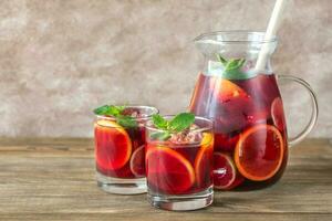 een werper en twee bril met Spaans fruit sangria foto