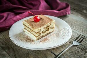 tiramisu in de bord Aan de houten achtergrond foto