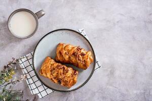 rieten broodjes met kaneel, noten en esdoorn- siroop en een kop van koffie voor Zweeds fika tijd top visie foto