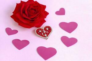 rood hart gemaakt van kralen. roze harten. de concept van de Valentijnsdag dag thema. een groet kaart, een verklaring van liefde. foto