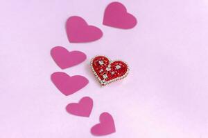 rood hart gemaakt van kralen. roze harten. de concept van de Valentijnsdag dag thema. een groet kaart, een verklaring van liefde. foto