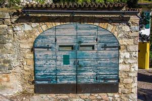 houten deur in limone sul garda, Italië foto