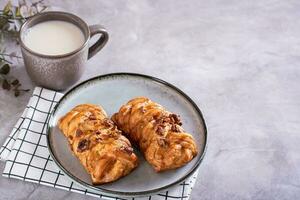 Zweeds fika tijd met vers kaneel broodjes en een kop van latte Aan de tafel foto