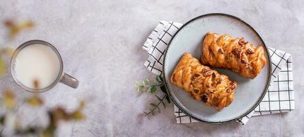 Zweeds fika tijd met vers kaneel broodjes en een kop van latte Aan de tafel top visie web banier foto