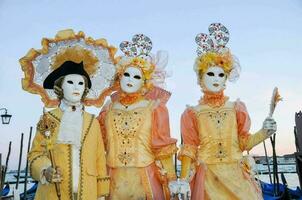 niet geïdentificeerd mensen vervelend carnaval maskers Bij de Venetië carnaval in Venetië, Italië, ongeveer februari 2022 foto