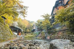 heet voorjaar steden, kurokawa onsen, Ryokan en brug, kurokawa Bij ochtend, kumamoto, kyushu, Japan foto