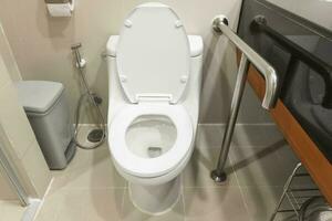 toilet en leuning voor ouderen mensen Bij de badkamer in ziekenhuis, safty en medisch concept foto
