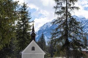 kleine kerk in de Dolomieten