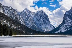 alpine meer met besneeuwde toppen