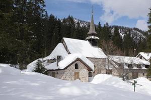 kerk met sneeuw in de Dolomieten