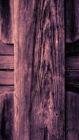 verticale oude paarse houten deur achtergrond foto