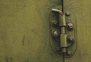 metalen deur met bout in grungy stijl met kopie ruimte foto