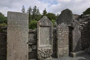 ruïnes van een monastieke nederzetting, gebouwd in de 6e eeuw in Glendalough, Ierland foto